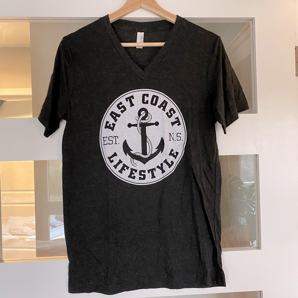East Coast Lifestyle V-neck T-shirt NWOT small